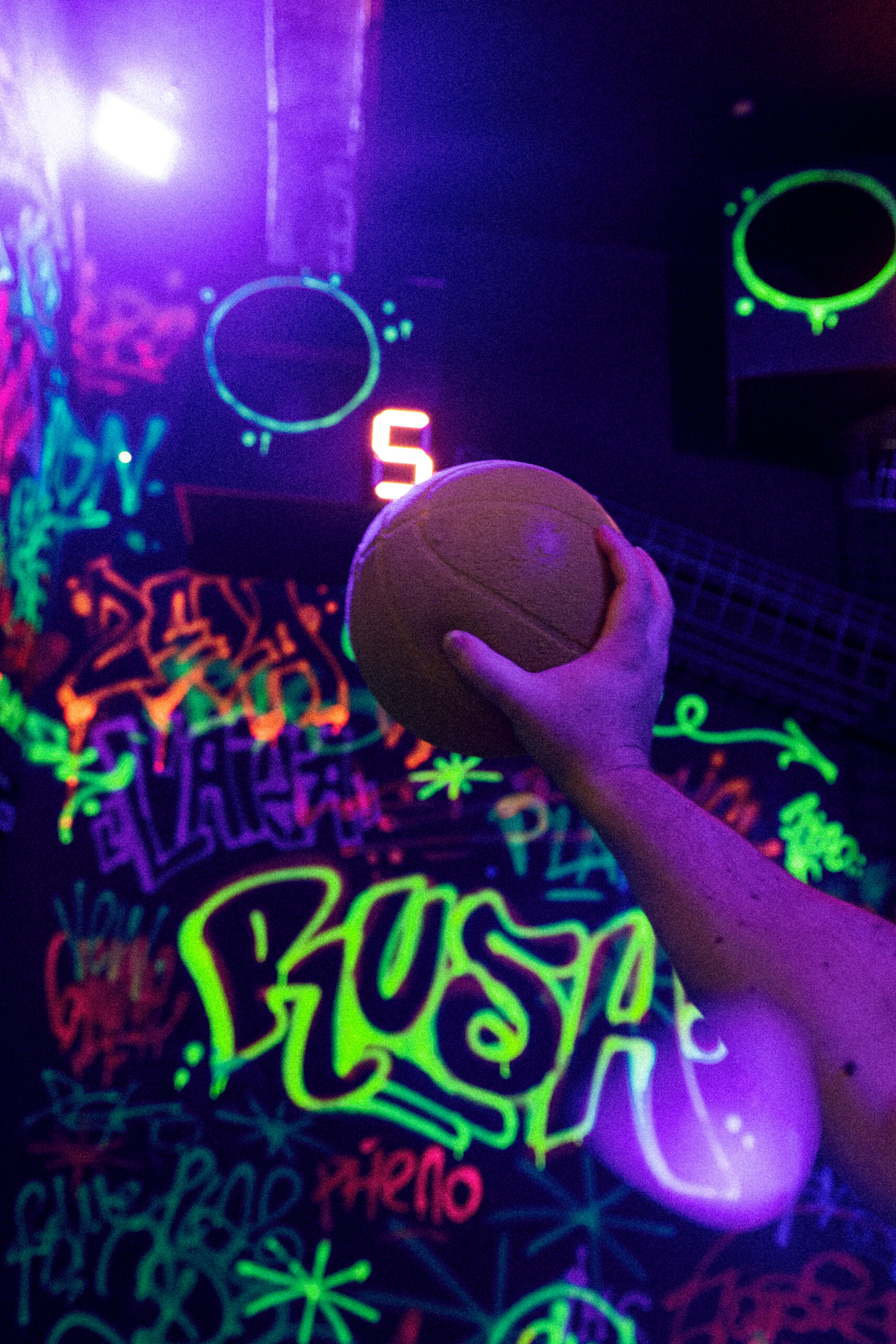 Ballon de Basket dans une salle de jeu chez Rush